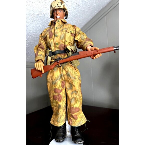 Camouflage Military Man Helmet Weapon Ammo Cartridge Belt Stand Action figure - Picture 5 of 13
